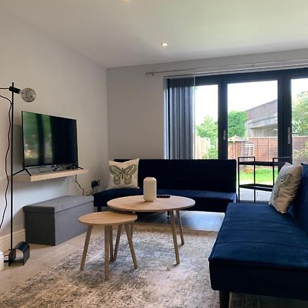 ロンドンWonderful 3 Bed Flat With Private Garden In Wimbledon - 1 The Queensアパートメント エクステリア 写真