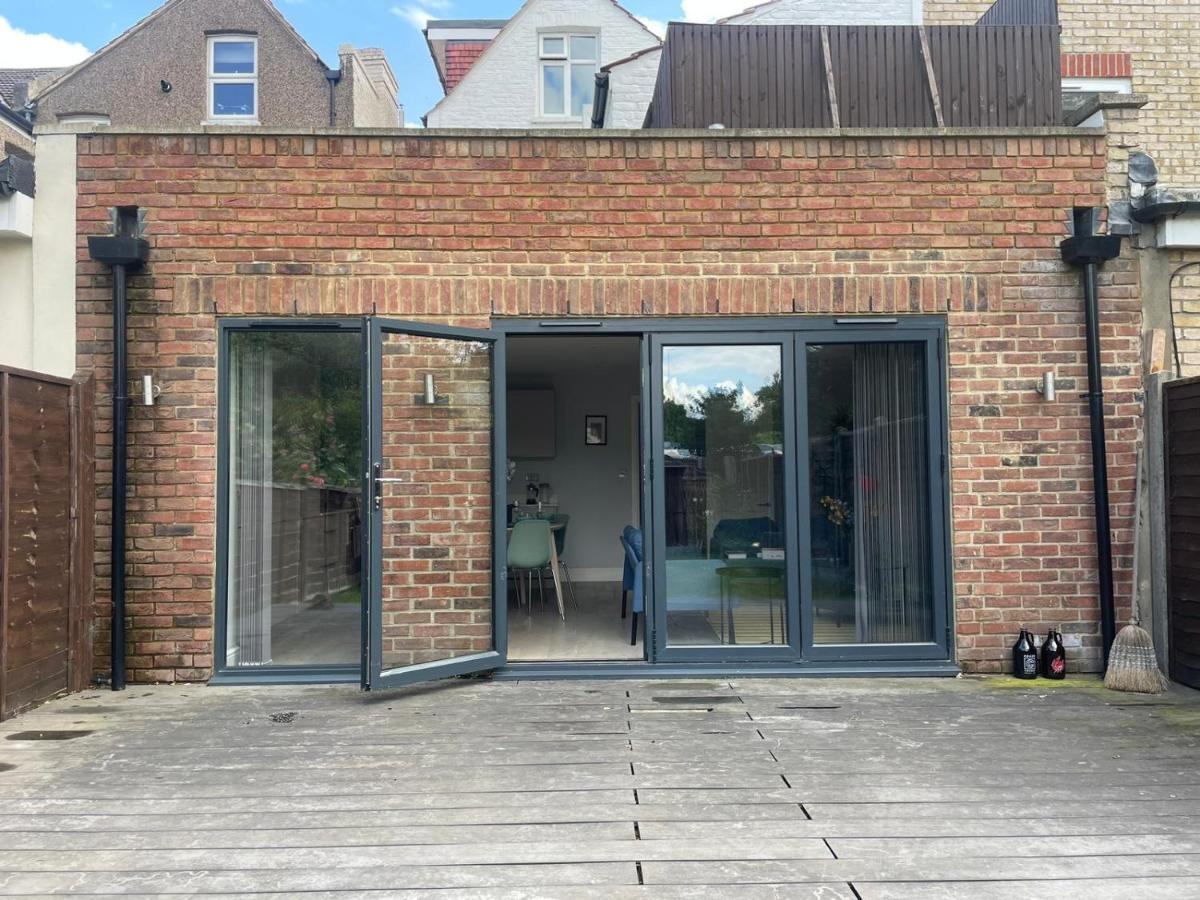 ロンドンWonderful 3 Bed Flat With Private Garden In Wimbledon - 1 The Queensアパートメント エクステリア 写真