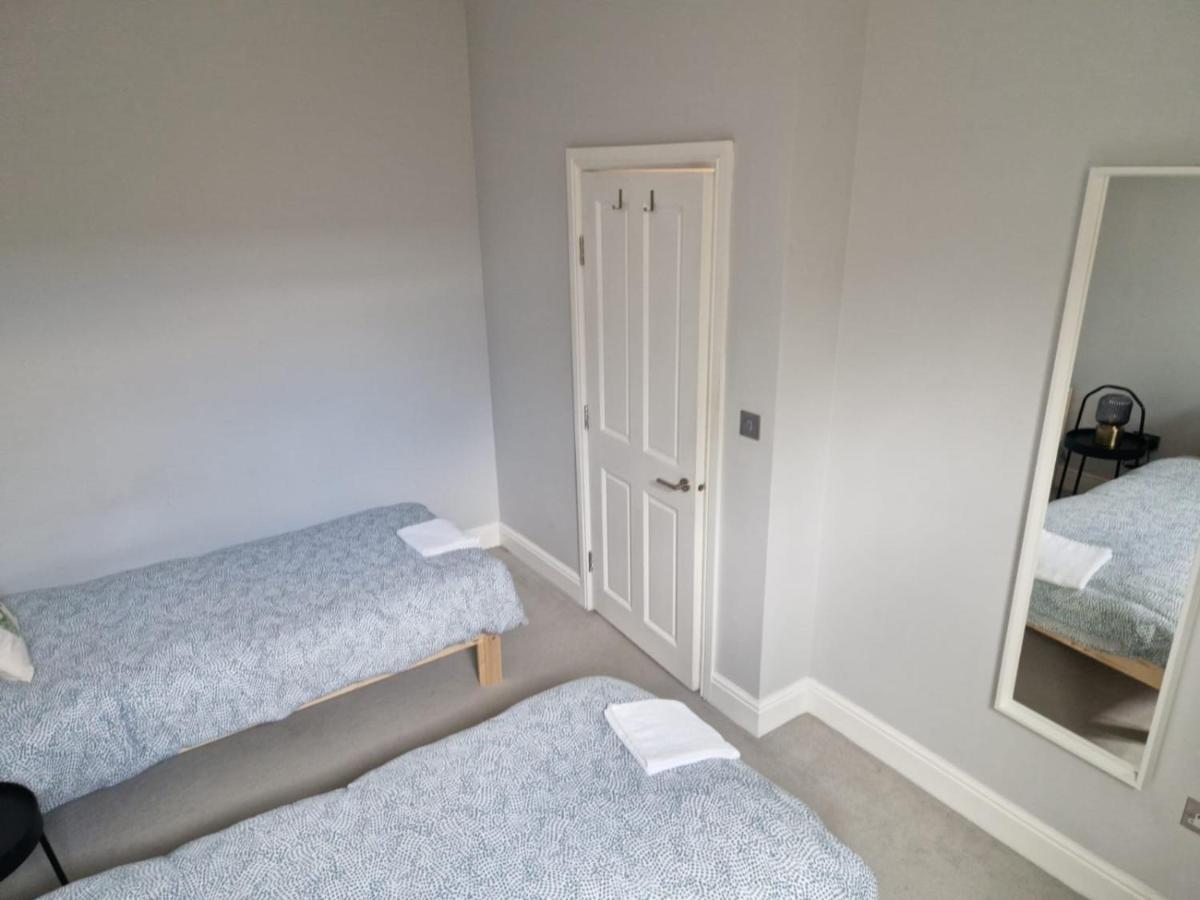ロンドンWonderful 3 Bed Flat With Private Garden In Wimbledon - 1 The Queensアパートメント エクステリア 写真
