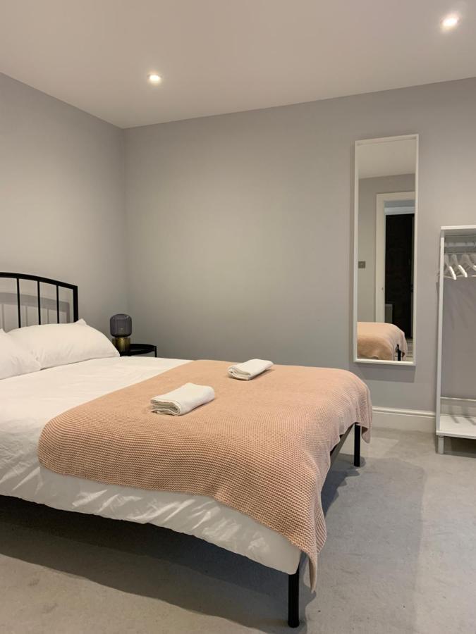 ロンドンWonderful 3 Bed Flat With Private Garden In Wimbledon - 1 The Queensアパートメント エクステリア 写真