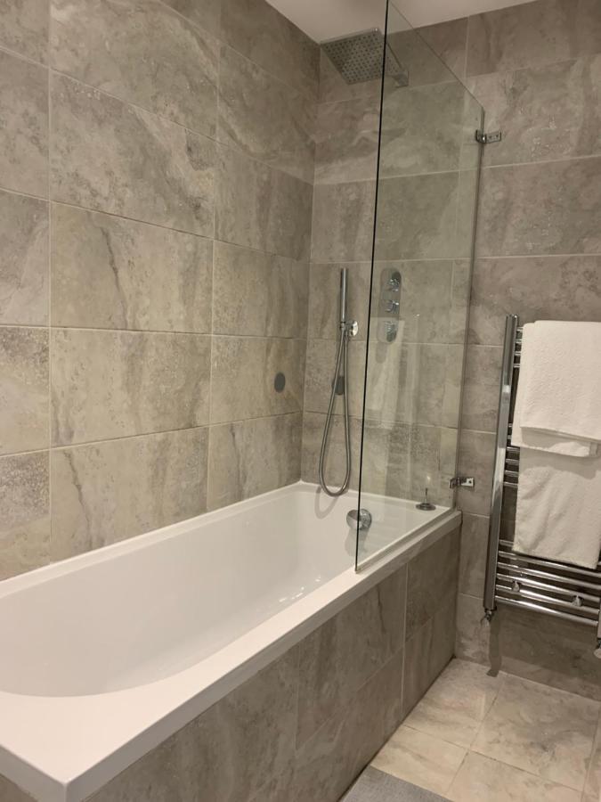 ロンドンWonderful 3 Bed Flat With Private Garden In Wimbledon - 1 The Queensアパートメント エクステリア 写真