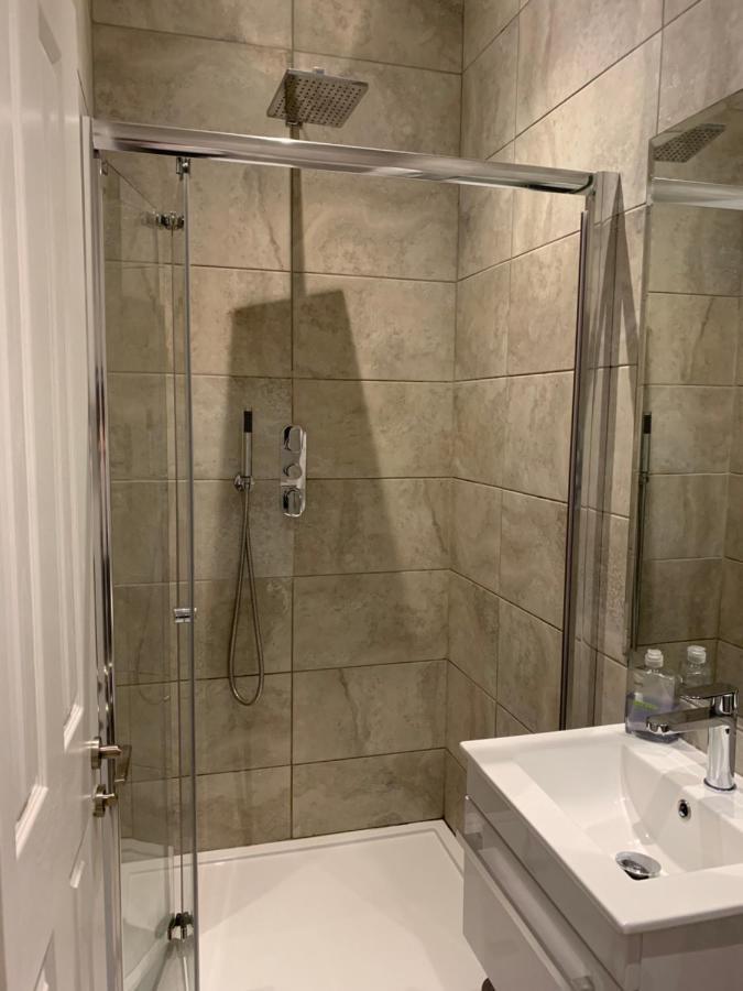 ロンドンWonderful 3 Bed Flat With Private Garden In Wimbledon - 1 The Queensアパートメント エクステリア 写真